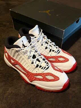 Jordan 11 Low IE Chicago